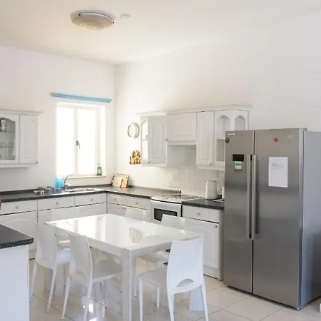 Stunning 4 Bedroom Apart. Near Balluta Bay